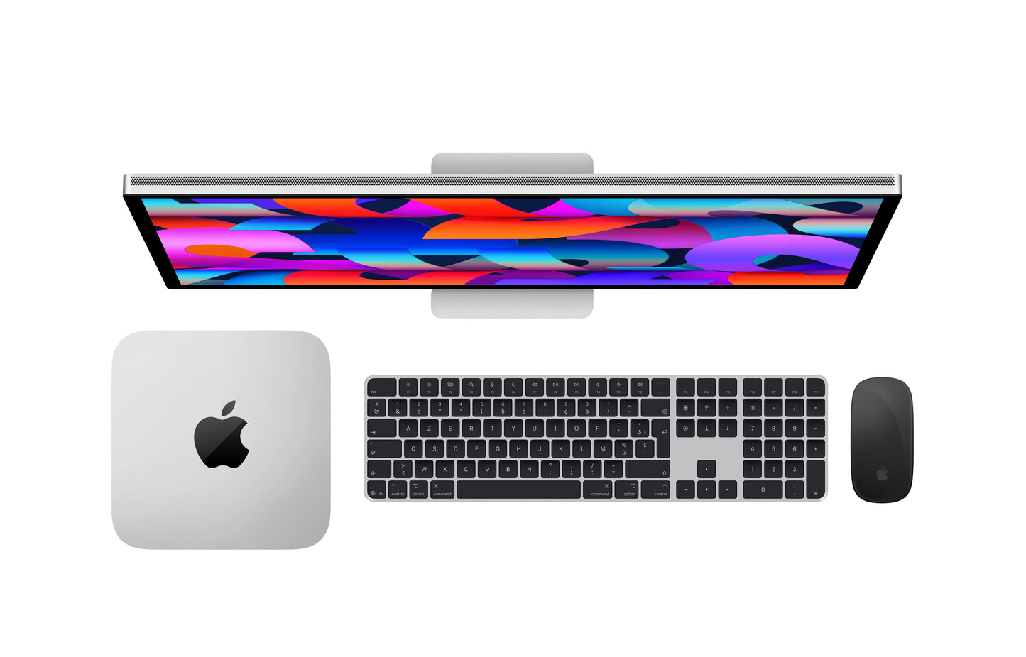 Mac Studio puce M3 Ultra vu de dessus, avec Studio Display, Magic Keyboard et Magic Mouse