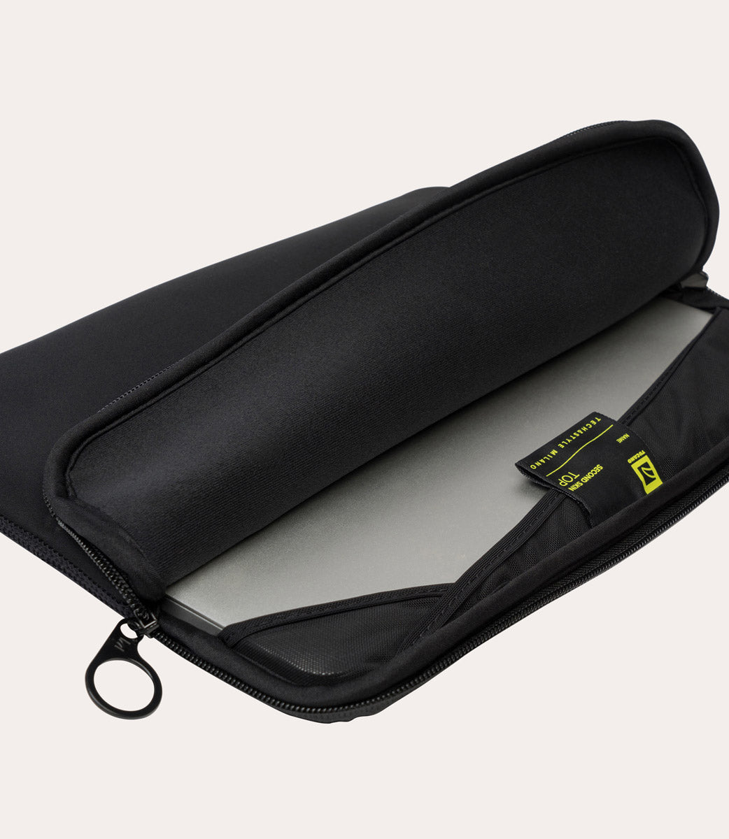 Tucano Housse Top Sleeve MacBook Air 15 pouces Noir - vue laterale