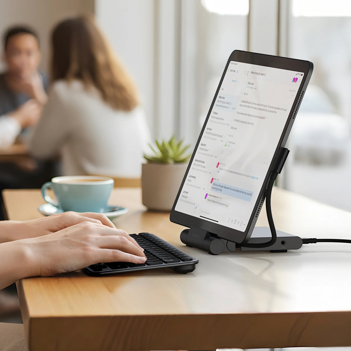 SATECHI Support Repliable et Station d'Accueil OnTheGo pour iPad et iPhone Noir