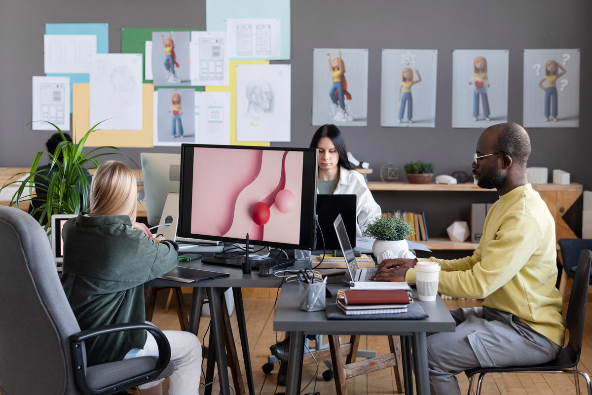 Professionnels de la création au travail sur Mac