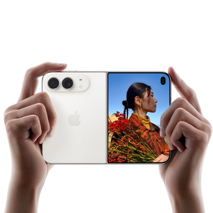 iPhone Duo Blanc stellaire ouvert, tenu à deux mains pour une photo