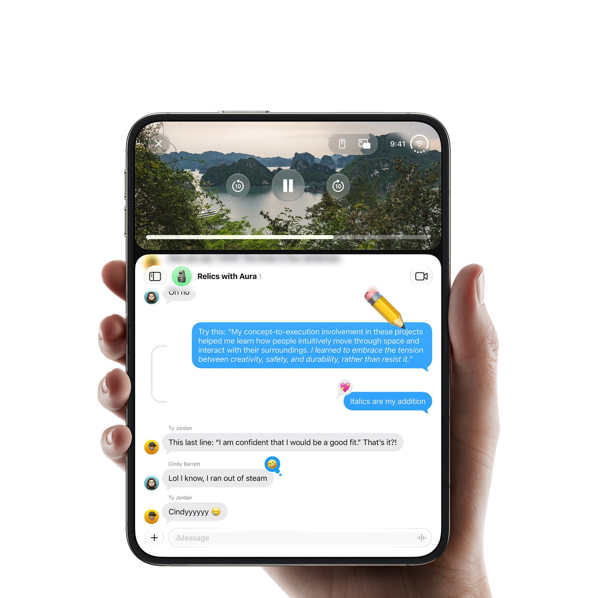 iPhone Duo ouvert en portrait : vidéo épinglée en haut et conversation Messages en dessous