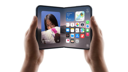 iPhone Duo Ciel nocturne ouvert, tenu à deux mains