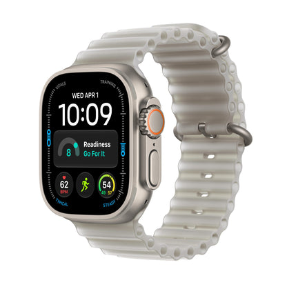Apple Watch Ultra 4 titane naturel avec Bracelet Océan gris translucide, vue de trois quarts