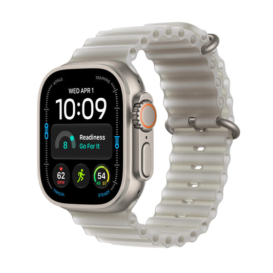 Apple Watch Ultra 4 titane naturel avec Bracelet Océan gris translucide, vue de trois quarts