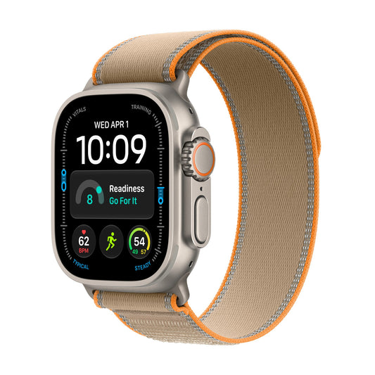 Apple Watch Ultra 4 titane naturel avec Boucle Trail sable, vue de trois quarts
