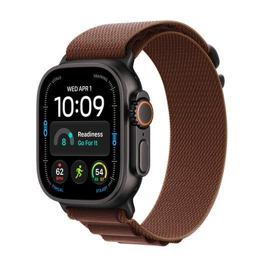Apple Watch Ultra 4 titane noir avec Boucle Alpine bourgogne, vue de trois quarts