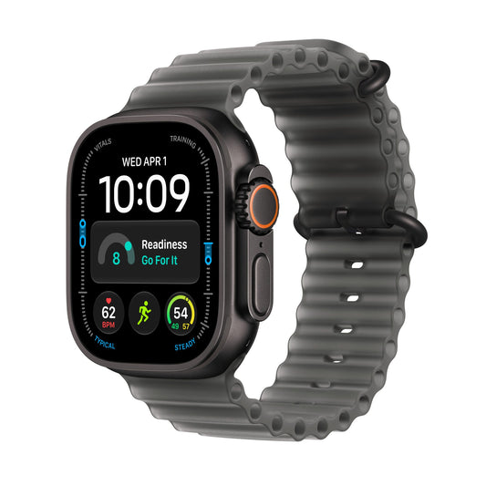 Apple Watch Ultra 4 titane noir avec Bracelet Océan noir translucide, vue de trois quarts