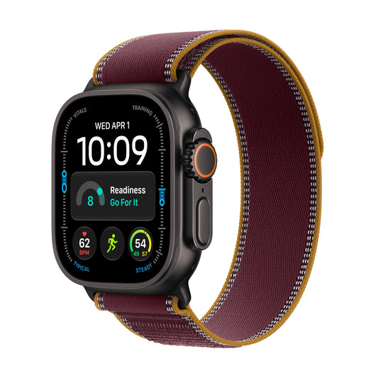 Apple Watch Ultra 4 titane noir avec Boucle Trail bourgogne, vue de trois quarts