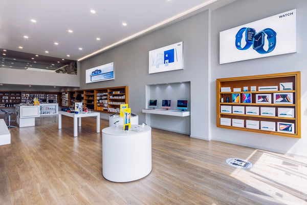 Magasin Univers Digital, tables de démonstration Apple