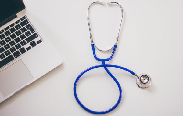 MacBook et stéthoscope : diagnostic et assistance